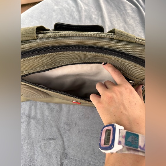 SwissGear Wenger Army Green Satchel Bag Like New - Picture 7 of 10